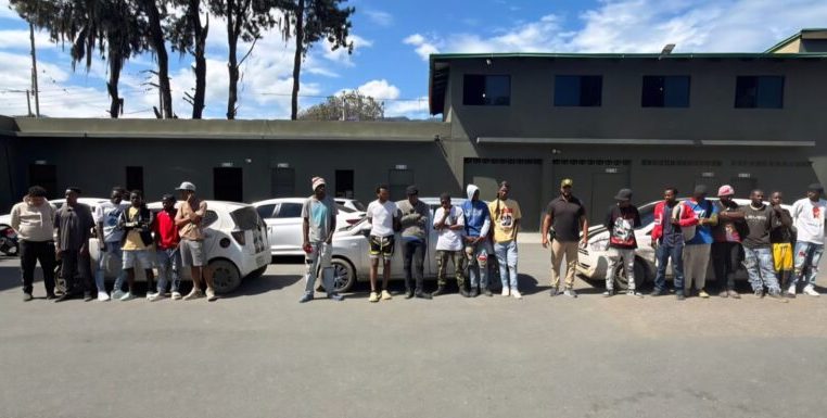 Ejército intercepta tres vehículos con 19 haitianos indocumentados en carretera Guayabal–Constanza